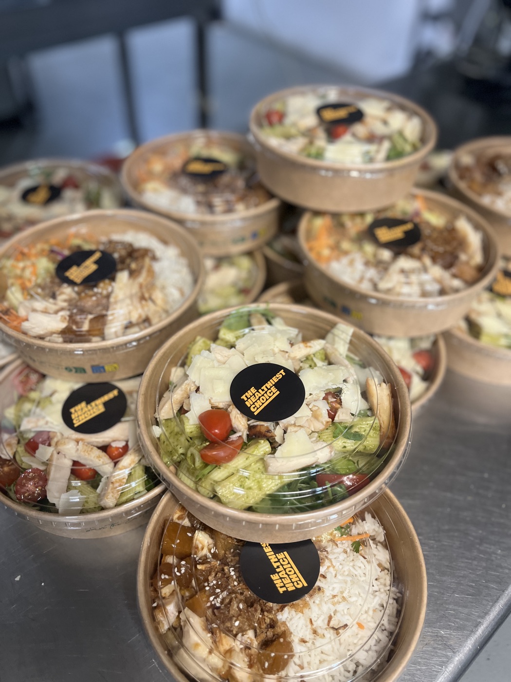 Healthy catering in Barcelona: fresh bowls with chicken, pasta and rice